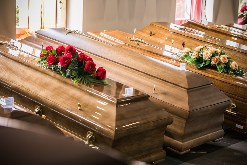 Jak wybrać trumnę zgodną z charakterem ceremonii?